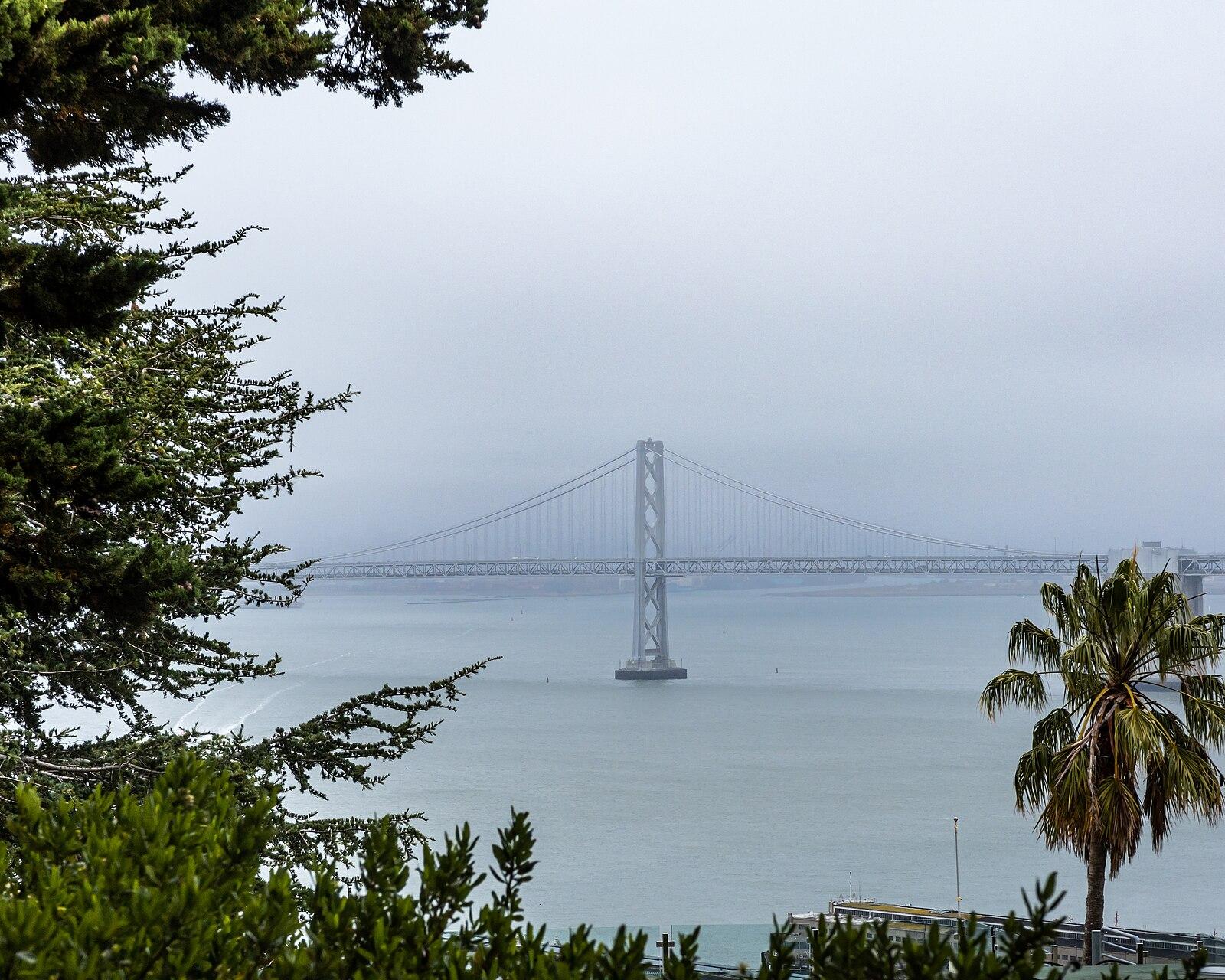 San Francisco (CA, USA), Pioneer Park, Blick auf die Oakland Bay Bridge 2022 0886
